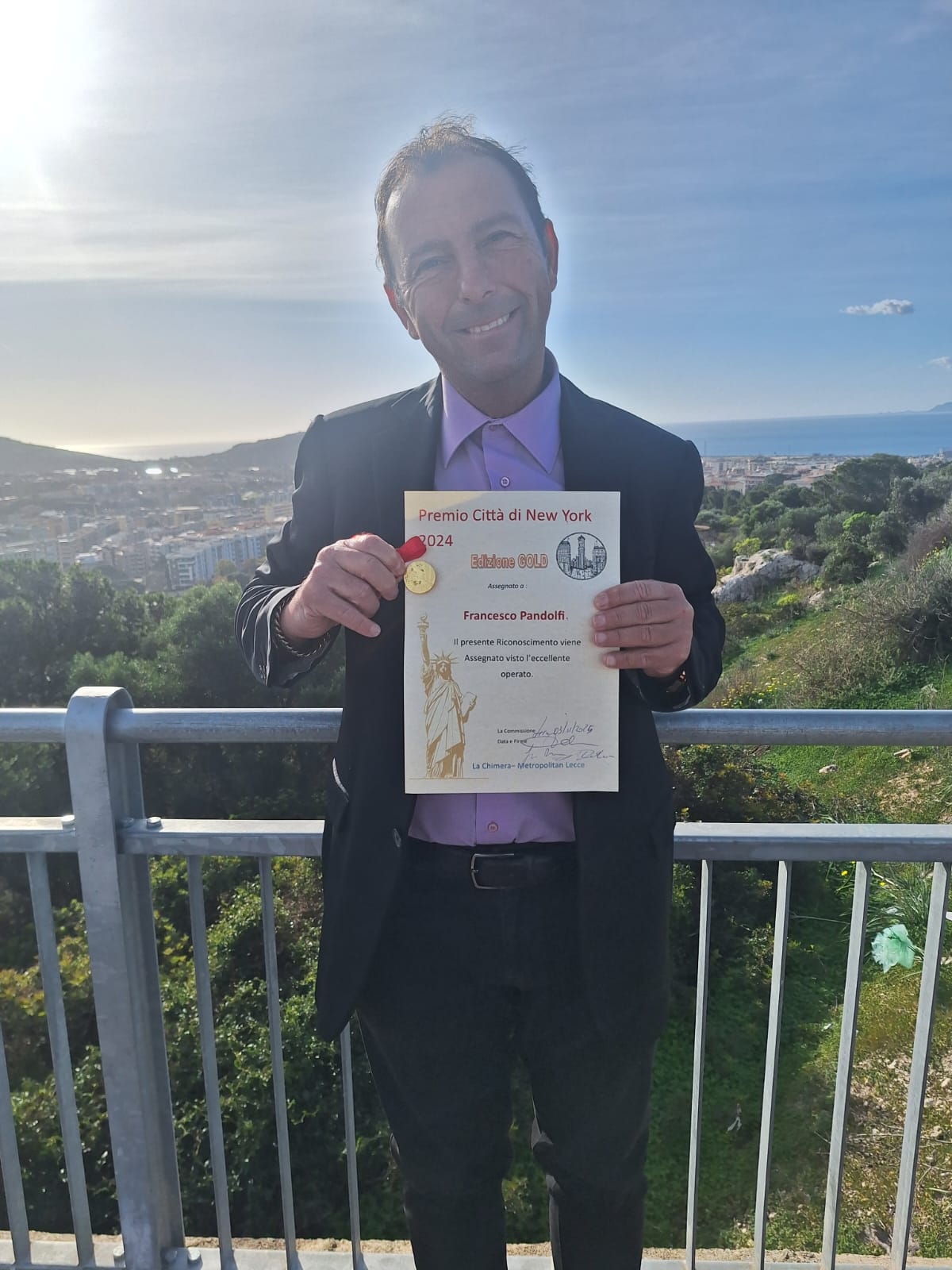 Francesco Pandolfi riceve il Premio Città di New York 2024 Edizione Gold, un importante riconoscimento assegnato visto l’eccellente operato. Il Maestro Pandolfi che tutti conoscono come maestro di arti marziali e difesa personale ma anche come personaggio televisivo, dopo aver partecipato ad Avanti un Altro a Canale 5 , Italia’ s Got Talent su Sky Now Tv8 e lo scorso giugno su Rai 1 per la finalissima con Milly Carlucci con la Trasmissione l’Acchiappa Talenti e ancora il suo impegno nel contrasto alla violenza sulle donne , bullismo e cyberbullismo , possiede un piccolo talento nascosto tra le tante artisticità che in tanti gli riconoscono, ma quello di scrivere poesie è per tutti una novità e sorpresa. Francesco Pandolfi nato nella Città di Cagliari nel 1976 dopo aver superato da piccolo il bullismo ed essersi appassionato alle arti marziali e la difesa personale ha sempre cercato di mettere a disposizione la sua persona e degli strumenti che potessero essere d’aiuto alla società come il Libro “Uscire dalla violenza si può! “la cui presentazione fu scritta dal Comandante dei Carabinieri del Comando Prov. di Cagliari, all’interno dell’opera Pandolfi ha inserito delle poesie tra cui una con lo stesso titolo del libro. Alcuni mesi fa ha deciso di portare la sua poesia a un Concorso Nazionale di Poesie della Dantebus dove hanno partecipato quasi ventisettemila poeti, il Maestro Pandolfi non ha vinto ma è stato contattato dalla Casa Editrice perché il loro comitato tecnico ha apprezzato l’opera e hanno proposto una pubblicazione delle sue opere insieme ad altri sette autori nella Collana Poetica “I Poeti di Ponte Vecchio “. La casa Editrice Dantebus ha creato un sito di Francesco Pandolfi e un App al quale la Chimera ha assegnato l’importante Premio Internazionale “Premio Città di New York 2024” conferendoli un Attestato e la medaglia visto l’eccellente operato così cita il riconoscimento. È il più antico premio di residenza pubblico italiano ed è assegnato esclusivamente per merito. La “Chimera “Associazione culturale fondata nel 1994, nata per promuovere l’arte e gli artisti e la letteratura non solo nel territorio italiano ma anche a livello internazionale. Direttrice Anna Maria Gentile, editore e regista rappresenta una delle realtà culturale nella Città di Lecce ed è diventato un punto di riferimento importante per artisti e autori. Nel 2014 la Chimera ha promosso il Premio Città di New York dedicato ad una tra le più belle Città al mondo e tale riconoscimento ha avuto i complimenti del Sindaco di New York e l’augurio a proseguire con successo. Pandolfi rimane stupito del riconoscimento, ma anche molto fiero e orgoglioso in quanto all’interno delle sue opere vi è una poesia scritta in sardo con la traduzione in italiano “Su Babbu” dedicata al suo papà mancato tre anni fa a cui dedica anche questo riconoscimento insieme alla Sardegna poiché innamorato della sua terra d’origine. Vi menzioniamo due poesie: Uscire dalla violenza si può Un giorno eri felice. I tuoi occhi erano accesi E vedevi i colori dell’arcobaleno. Un giorno il cielo è diventato sempre nero, la paura ha spalancato la porta del tuo corpo, la tua autostima si è spenta. Non riuscivi più a vedere un futuro. Sorridi e torna sempre a vivere, non lasciare mai che nessuno abbatta la tua forza. Lo splendore deli occhi, la lucentezza della vita. La Donna è un dono prezioso. Uscire dalla Violenza si può… Su Babbu Su babbu est s’unicu chi ti fait timmi, portat po tui unu beni immensu, prusu est rigidu e prus ti format po sa vida. Su babbu no si ndi andat mai. Il Papà Il papà è l’unico che ti fa paura Porta per te un bene immenso Più è rigido e più ti forma per la vita. Il papà non se ne va mai.